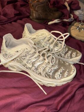 Nike Air Max Women’s White Silver Phantom 9.5